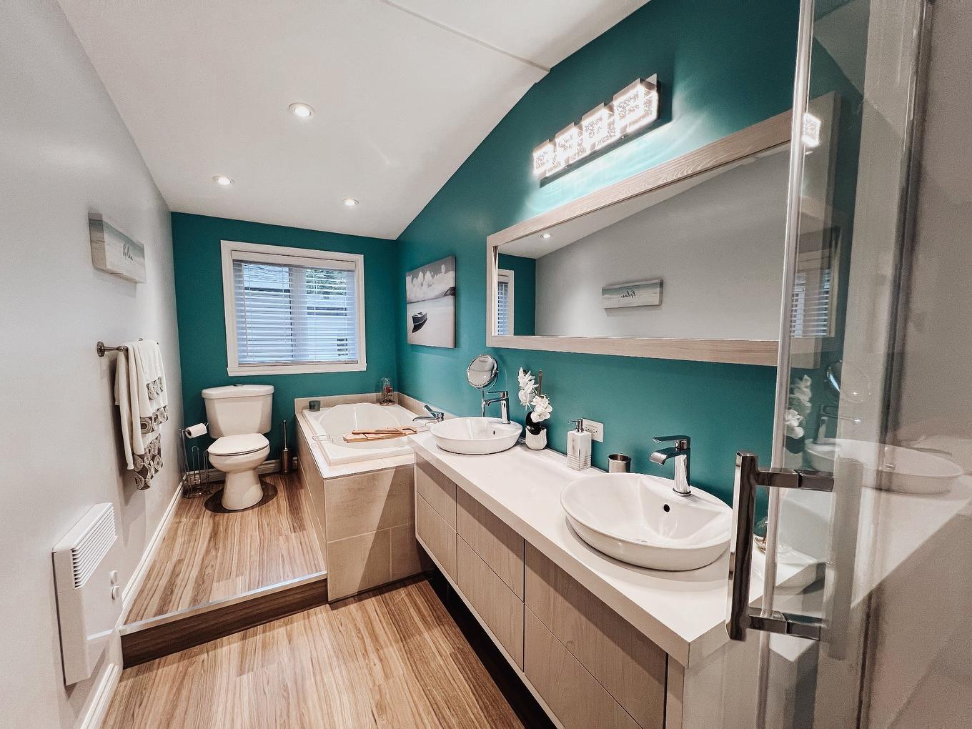 Salle de bains attenante à la CCP - 93 9E Rue, Saint-Jean-Sur-Richelieu, QC - Indoor Photo Showing Bathroom