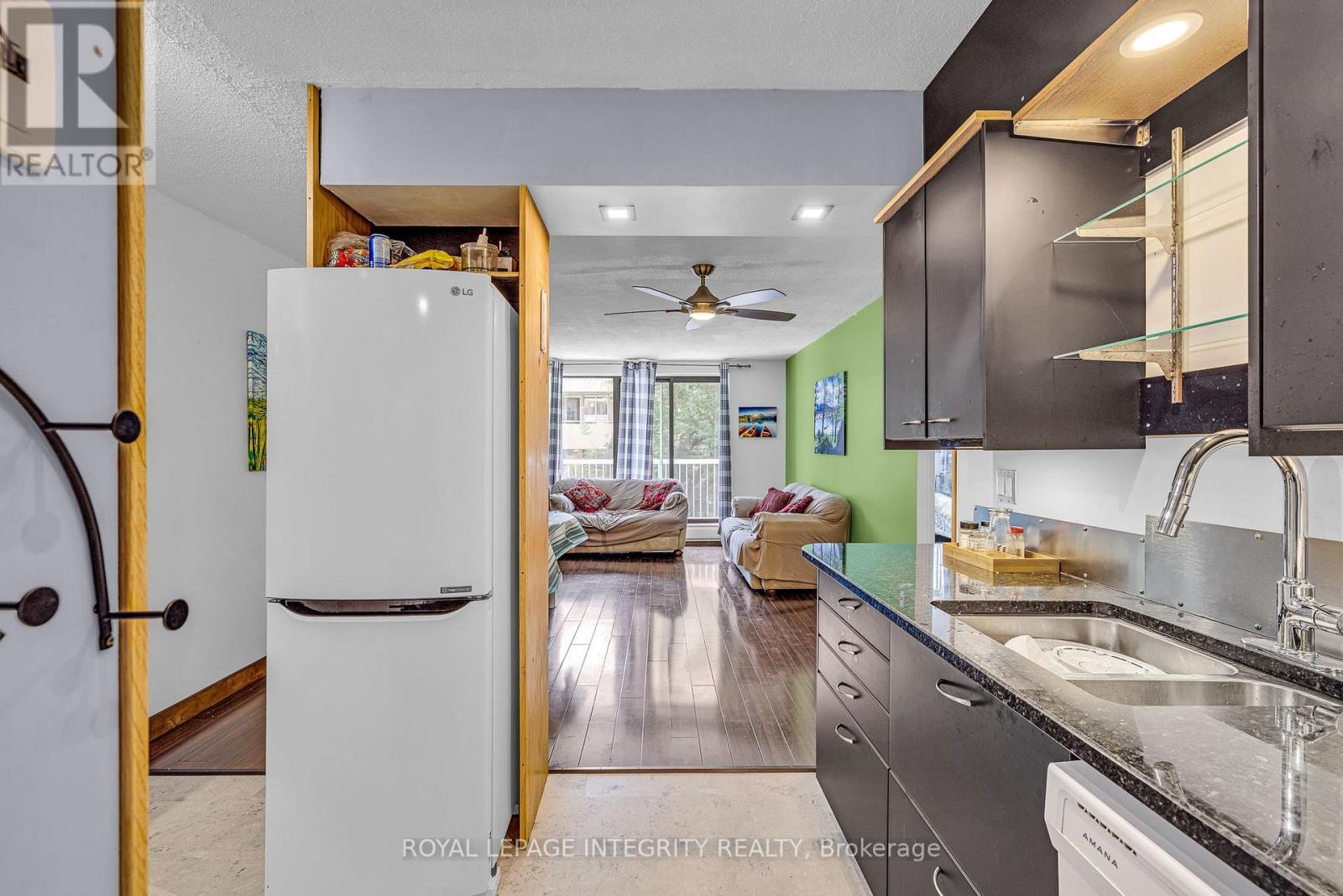207 - 1180 Ohio Street, Ottawa, ON - Indoor Photo Showing Kitchen