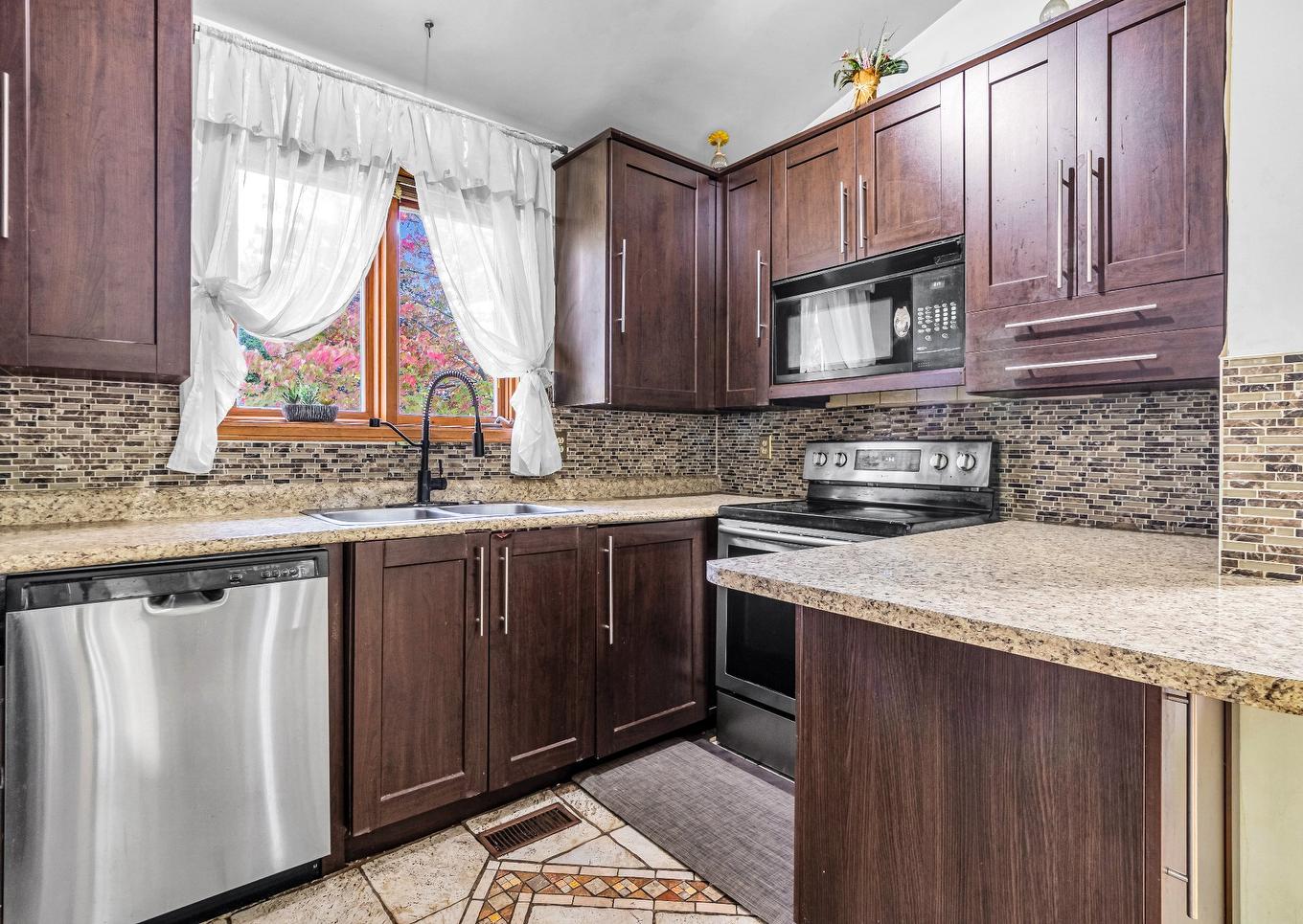 Cuisine - 17711 Rue Antoine-Faucon, Montréal (Pierrefonds-Roxboro), QC - Indoor Photo Showing Kitchen With Double Sink
