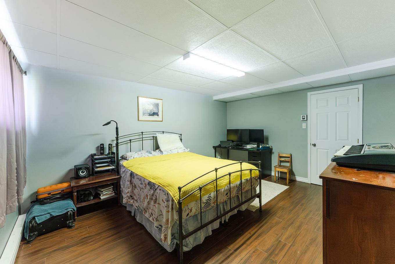 Chambre à coucher - 21 Rue Du Château, Drummondville, QC - Indoor Photo Showing Bedroom