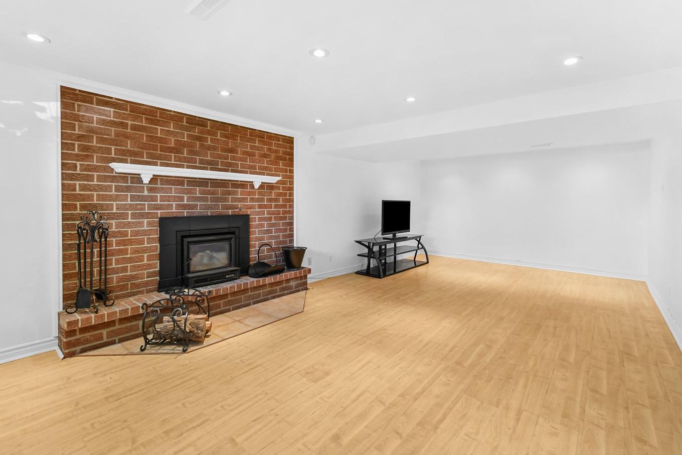 Salle familiale - 358 Boul. Cardinal-Léger, Pincourt, QC - Indoor Photo Showing Living Room With Fireplace