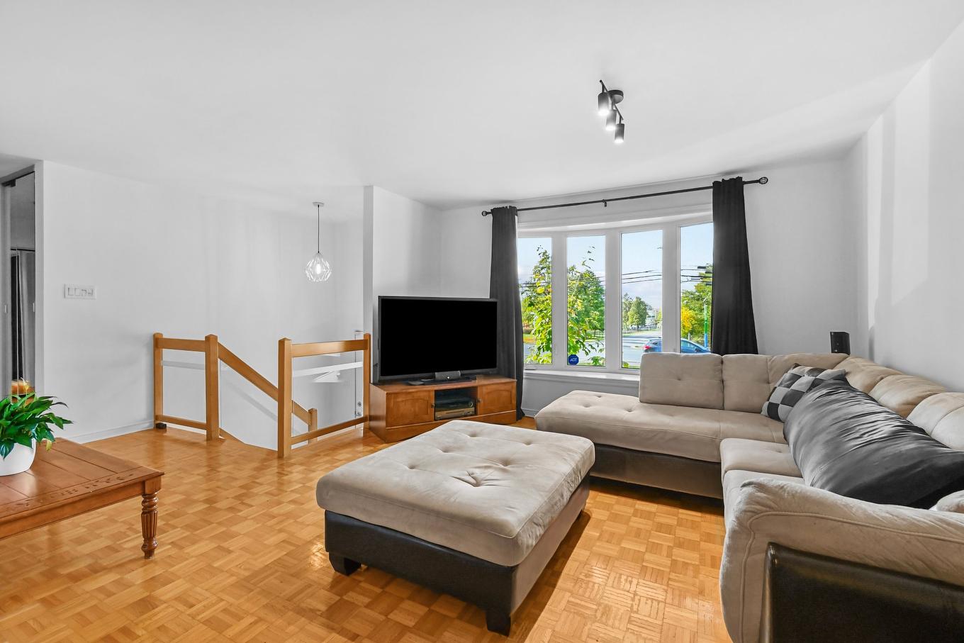 Salon - 358 Boul. Cardinal-Léger, Pincourt, QC - Indoor Photo Showing Living Room