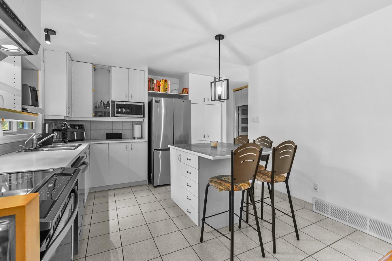 Cuisine - 358 Boul. Cardinal-Léger, Pincourt, QC - Indoor Photo Showing Kitchen With Double Sink