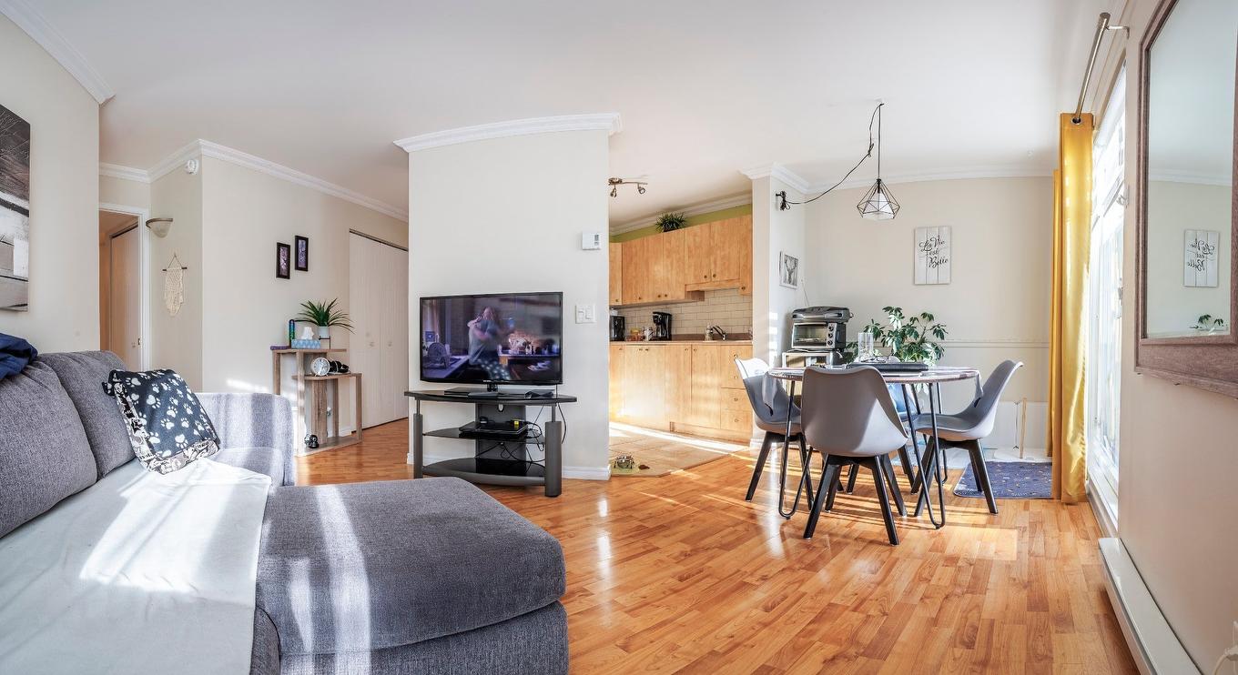 Salon - 112-3415 Boul. Albert-Chrétien, Québec (Beauport), QC - Indoor