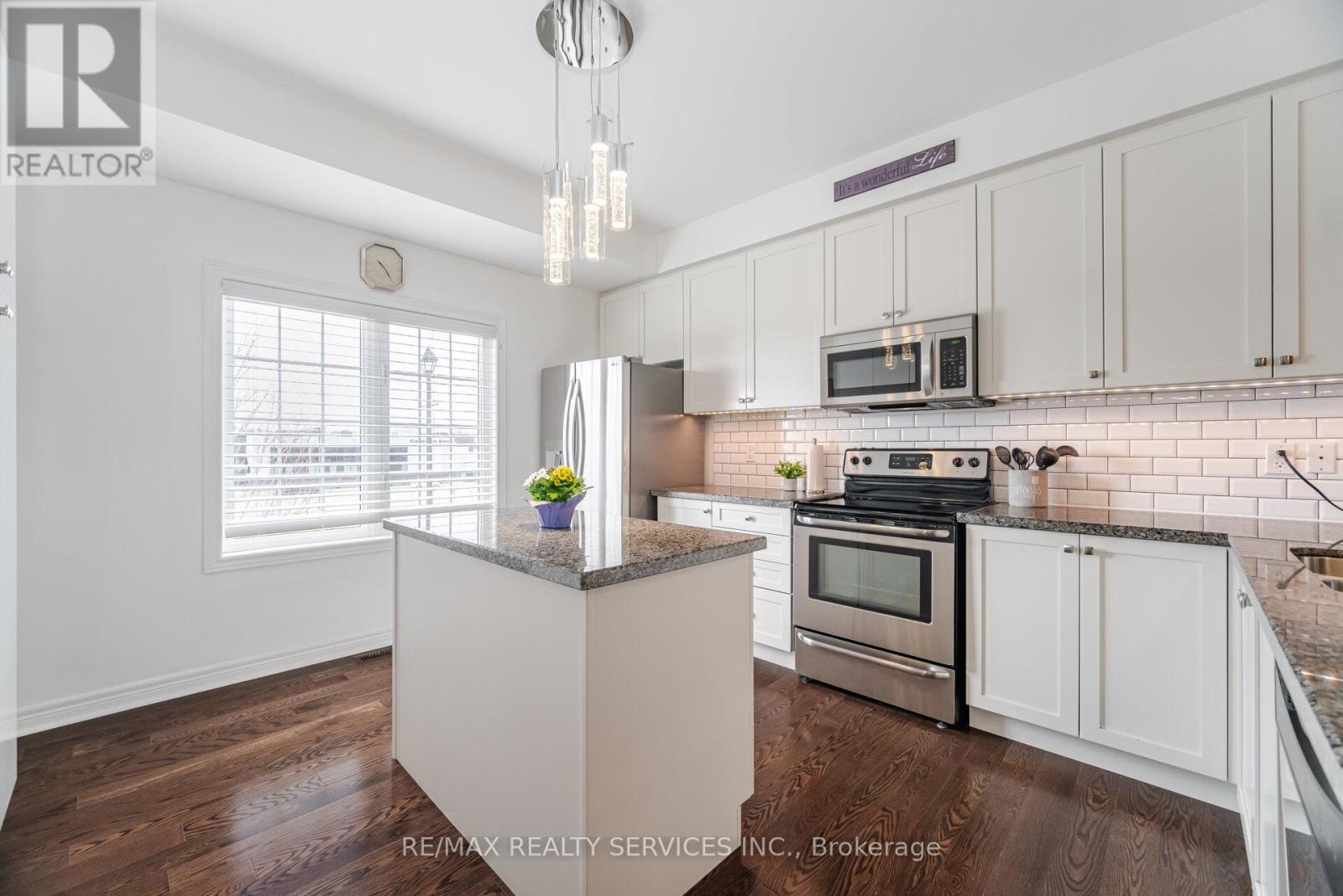 22 Mcdevitt Lane, Caledon, ON - Indoor Photo Showing Kitchen With Upgraded Kitchen