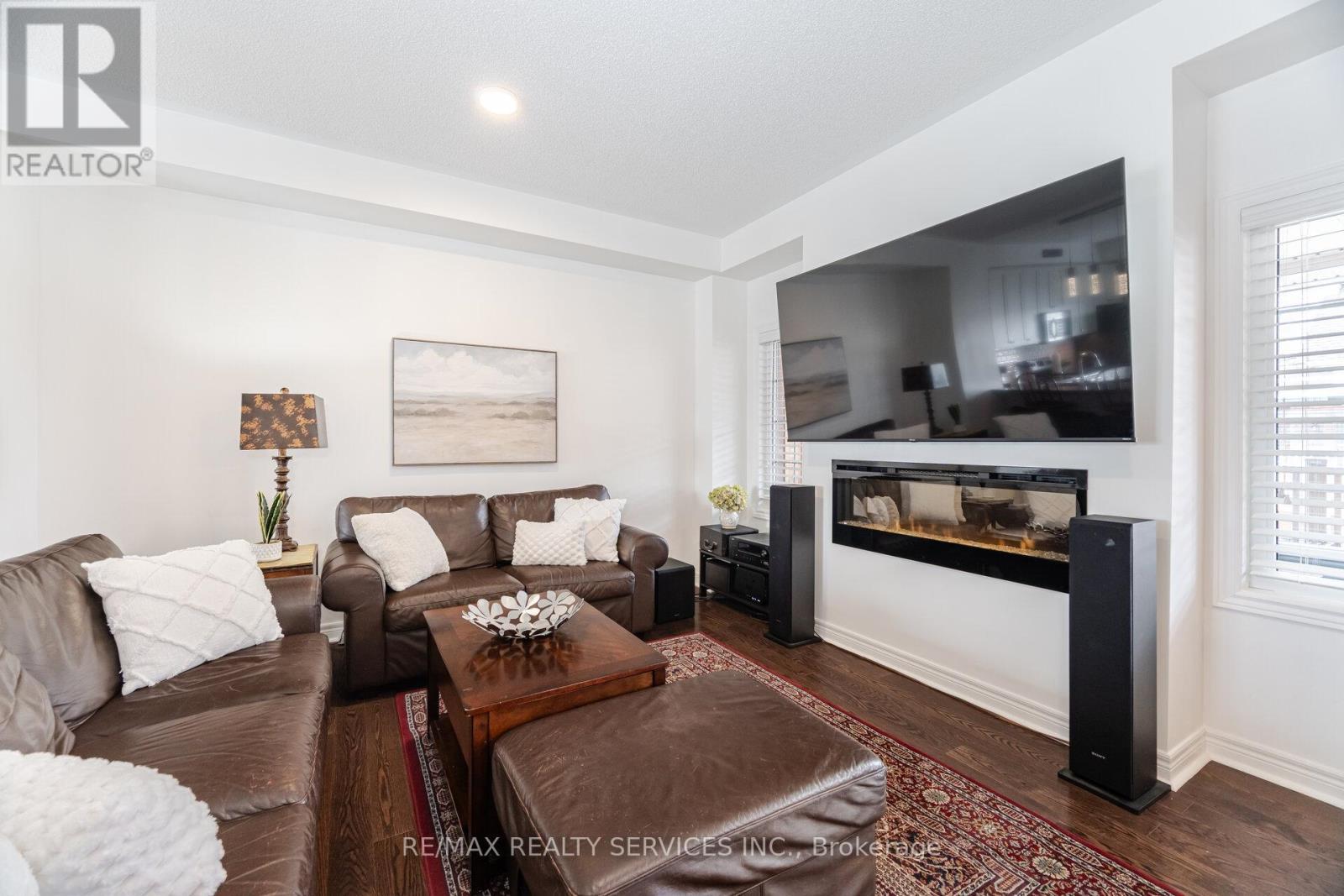 22 Mcdevitt Lane, Caledon, ON - Indoor Photo Showing Living Room