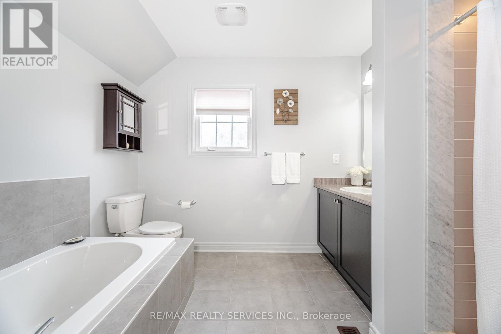 22 Mcdevitt Lane, Caledon, ON - Indoor Photo Showing Bathroom