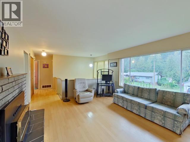 4600 Redonda Ave, Powell River, BC - Indoor Photo Showing Living Room With Fireplace