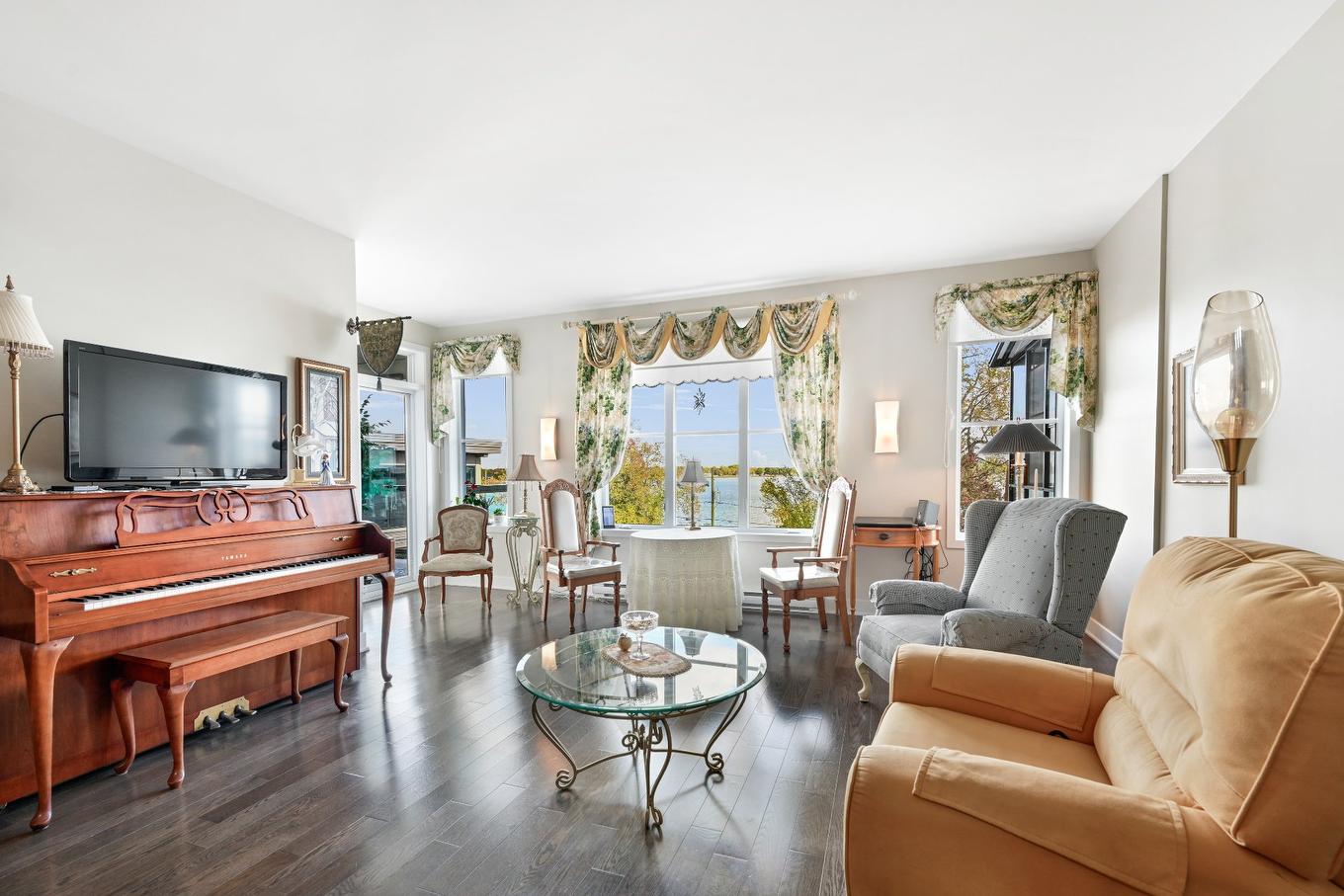 Living room - 305-331 Av. De Venise O., Venise-En-Québec, QC - Indoor Photo Showing Living Room