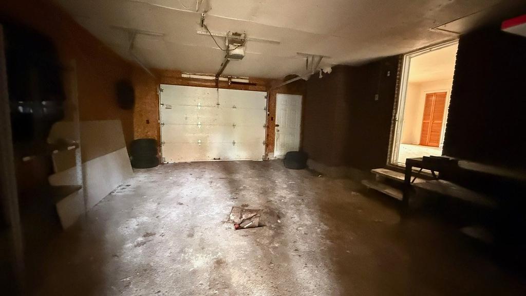 Garage - 35 Place Vadenais, Saint-Charles-Borromée, QC - Indoor Photo Showing Garage