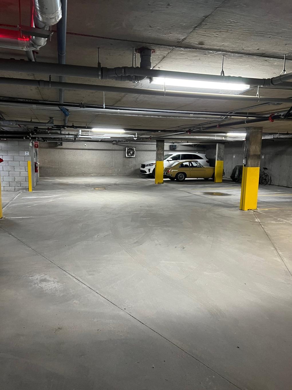 Garage - B2-50 Rue Lower Maple, Hudson, QC - Indoor Photo Showing Garage