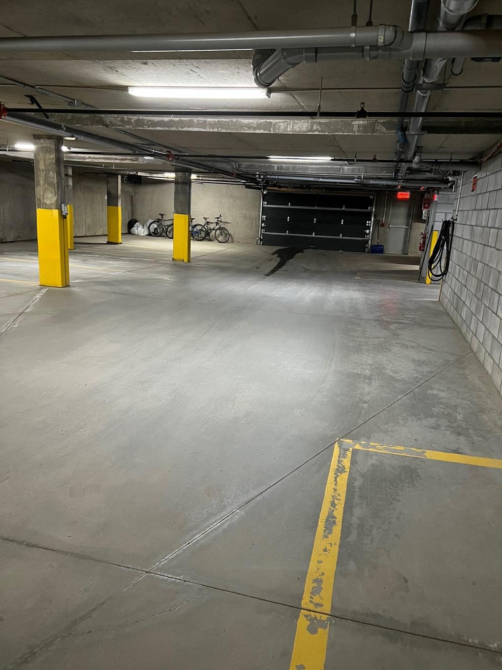 Garage - B2-50 Rue Lower Maple, Hudson, QC - Indoor Photo Showing Garage