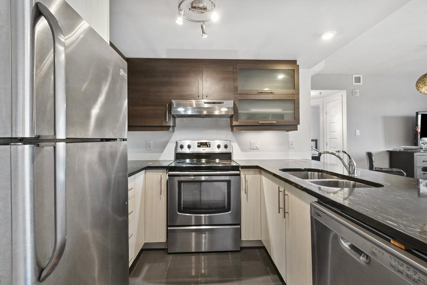 Cuisine - 404-6550 Boul. Henri-Bourassa O., Montréal (Saint-Laurent), QC - Indoor Photo Showing Kitchen With Double Sink With Upgraded Kitchen