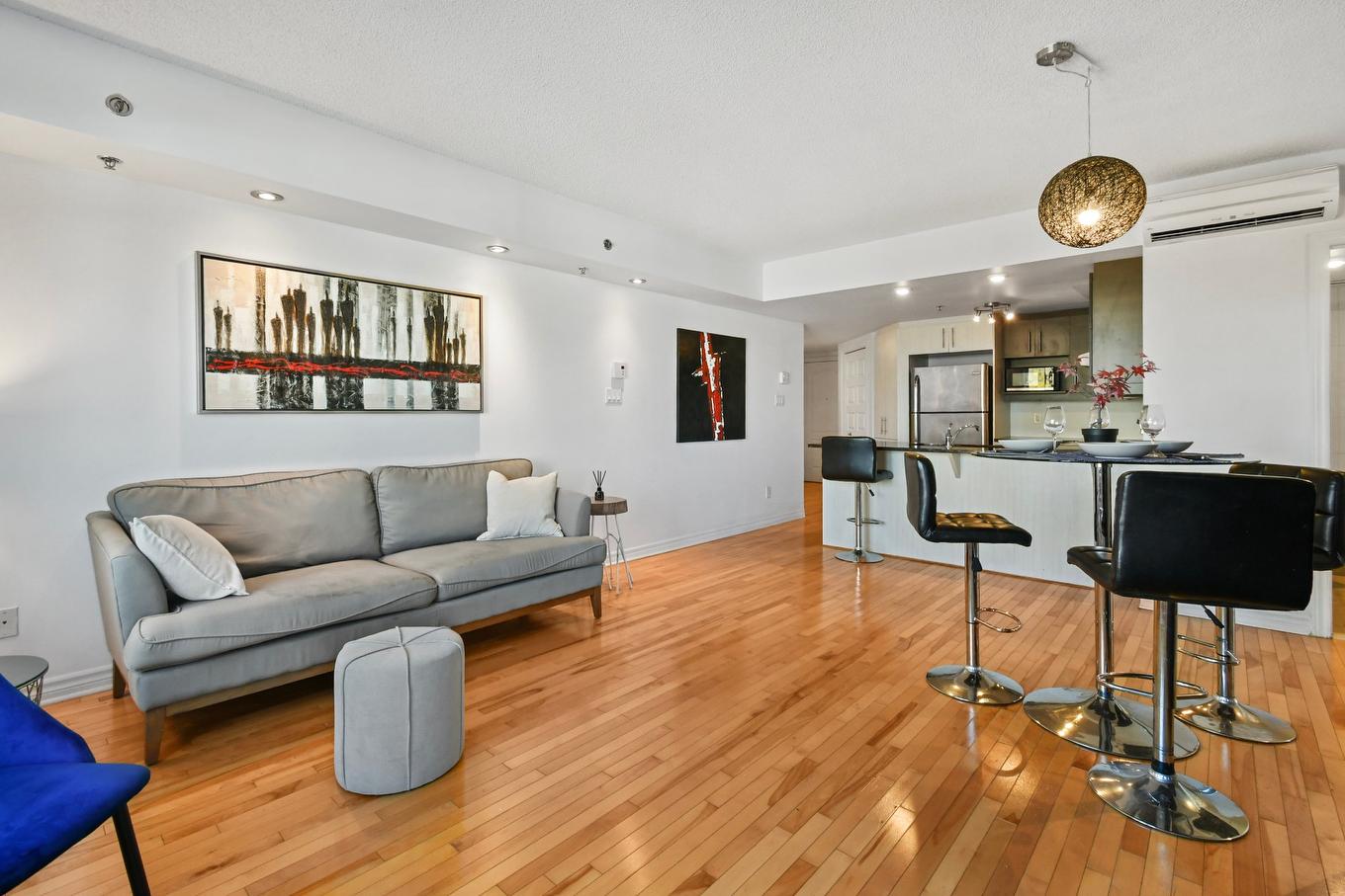 Vue d'ensemble - 404-6550 Boul. Henri-Bourassa O., Montréal (Saint-Laurent), QC - Indoor Photo Showing Living Room