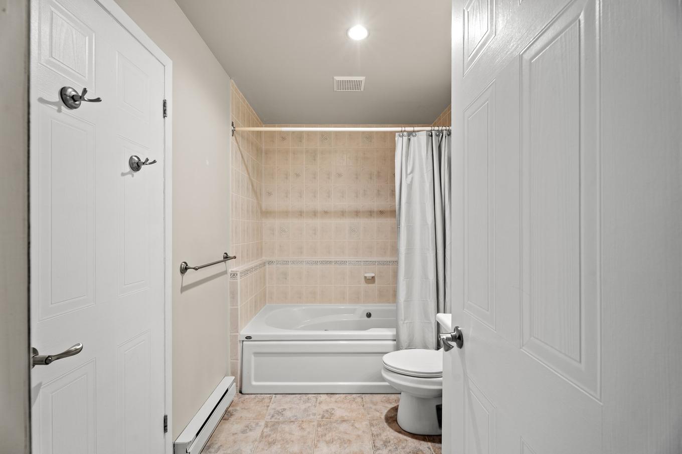 Ensuite bathroom - 10-200 Rue St-Venant, Sainte-Agathe-Des-Monts, QC - Indoor Photo Showing Bathroom