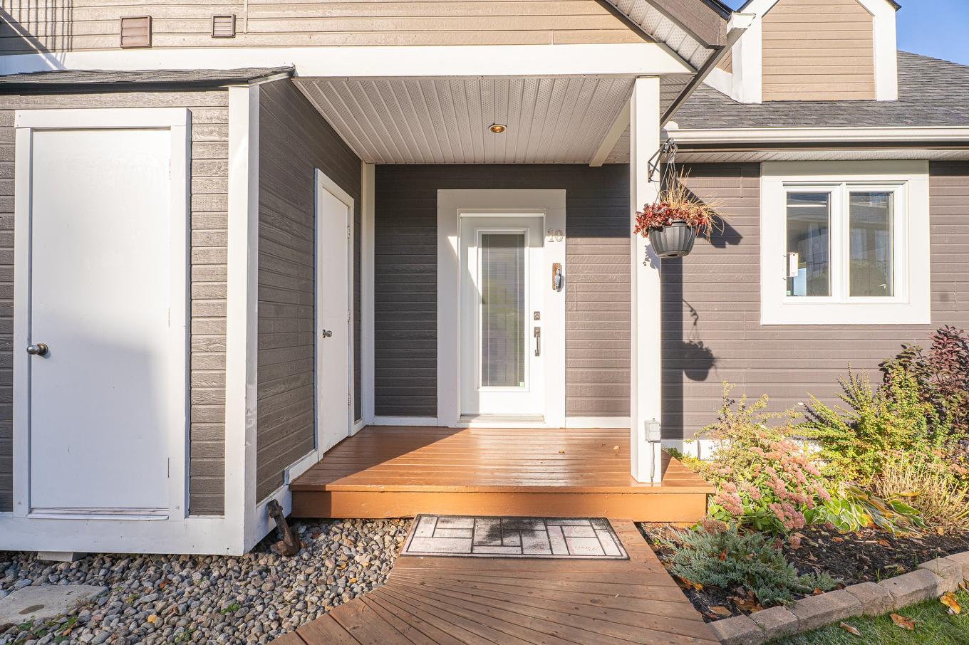 Exterior entrance - 10-200 Rue St-Venant, Sainte-Agathe-Des-Monts, QC - Outdoor