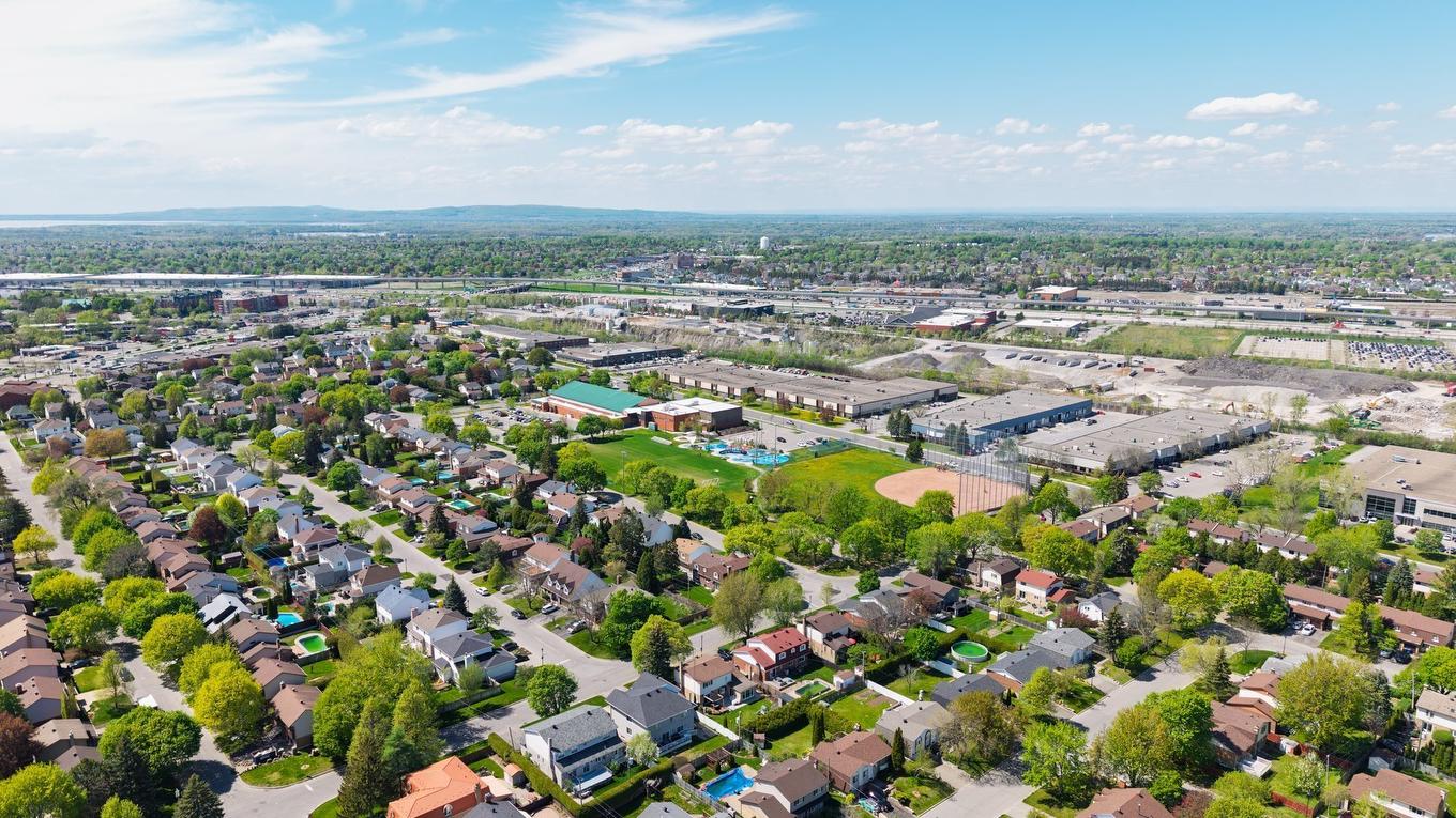 Aerial photo - 15 Rue De Montevideo, Kirkland, QC - Outdoor With View