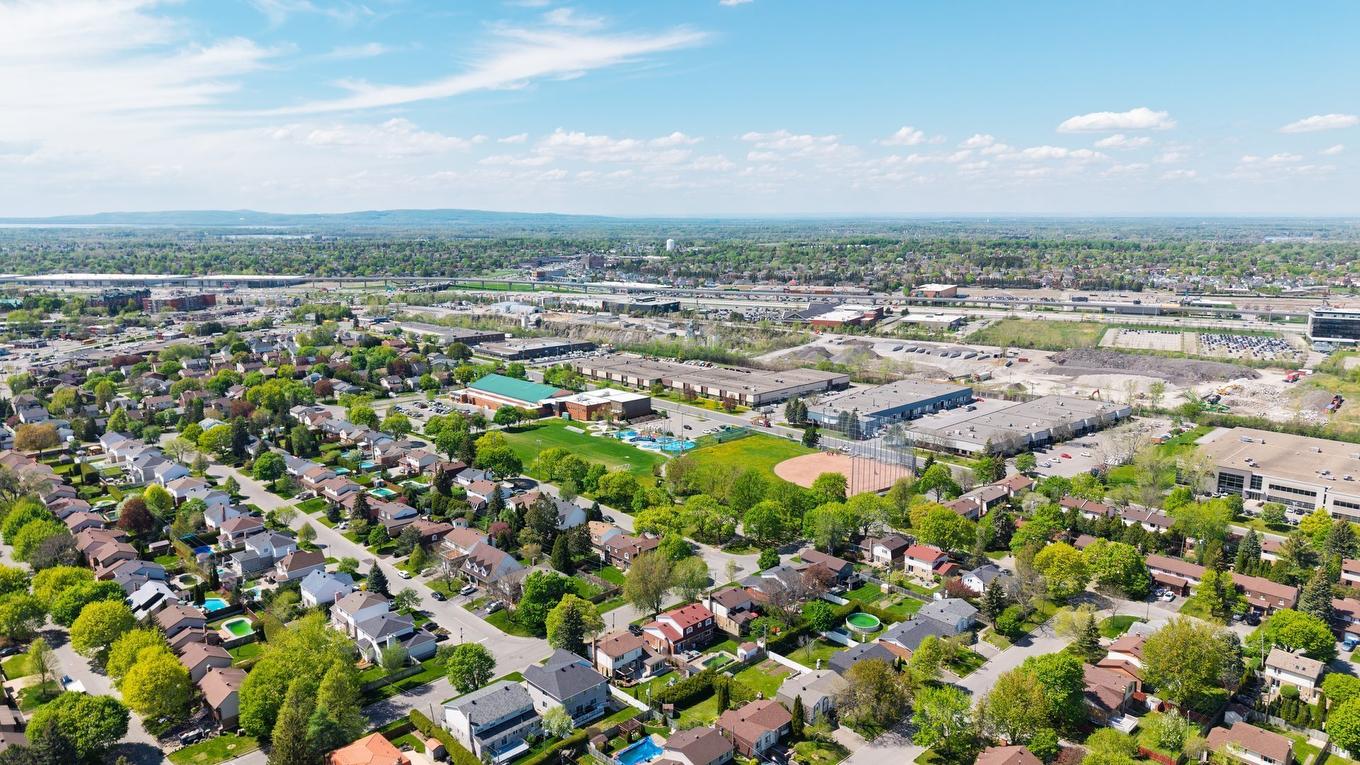 Aerial photo - 15 Rue De Montevideo, Kirkland, QC - Outdoor With View
