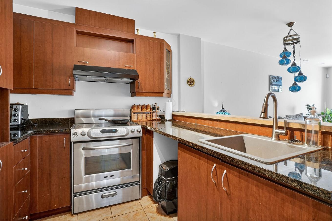 Cuisine - 5-5740 Rue Laurendeau, Montréal (Le Sud-Ouest), QC - Indoor Photo Showing Kitchen With Double Sink