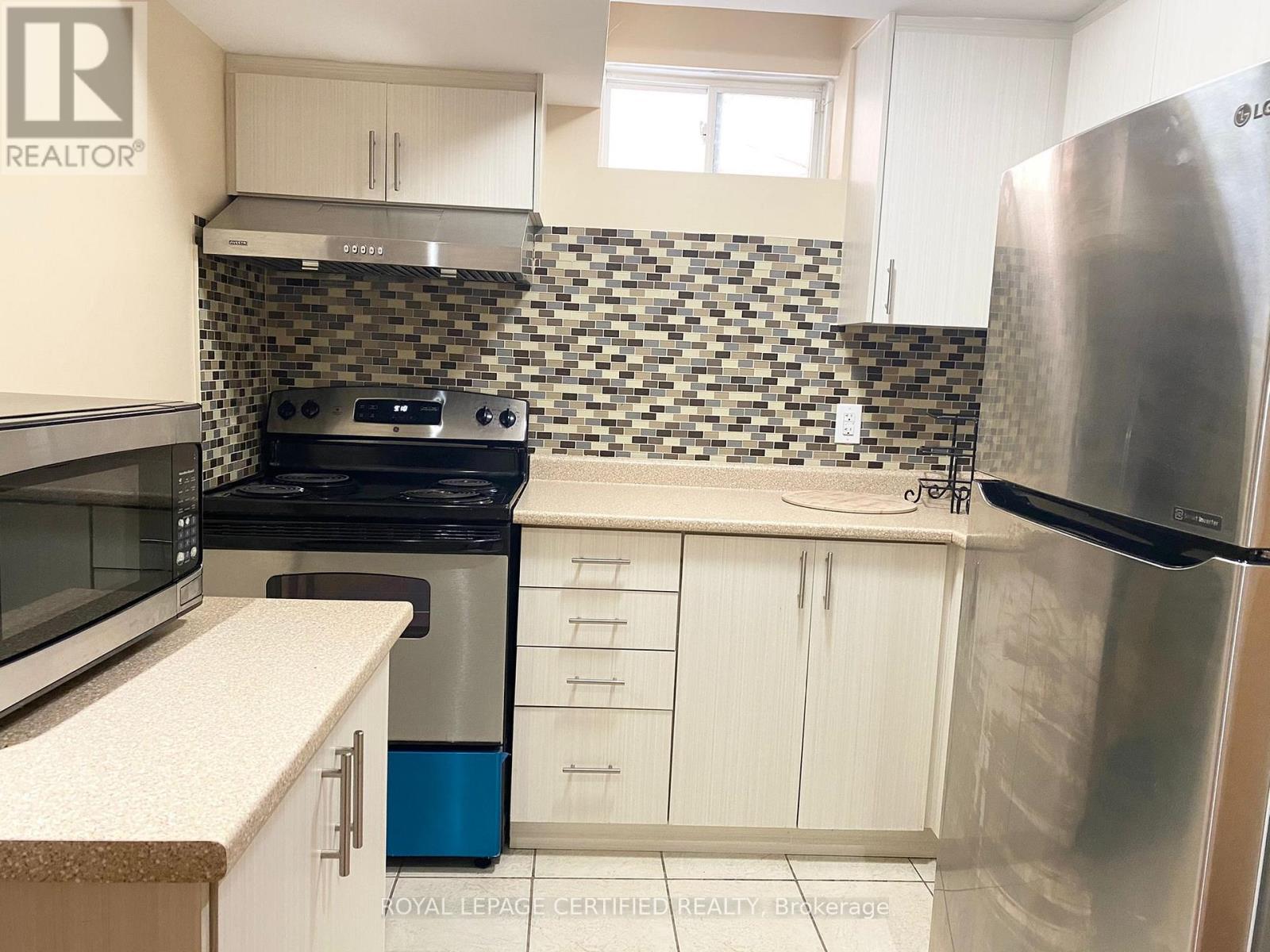 28 Amaryllis Drive, Brampton, ON - Indoor Photo Showing Kitchen With Upgraded Kitchen