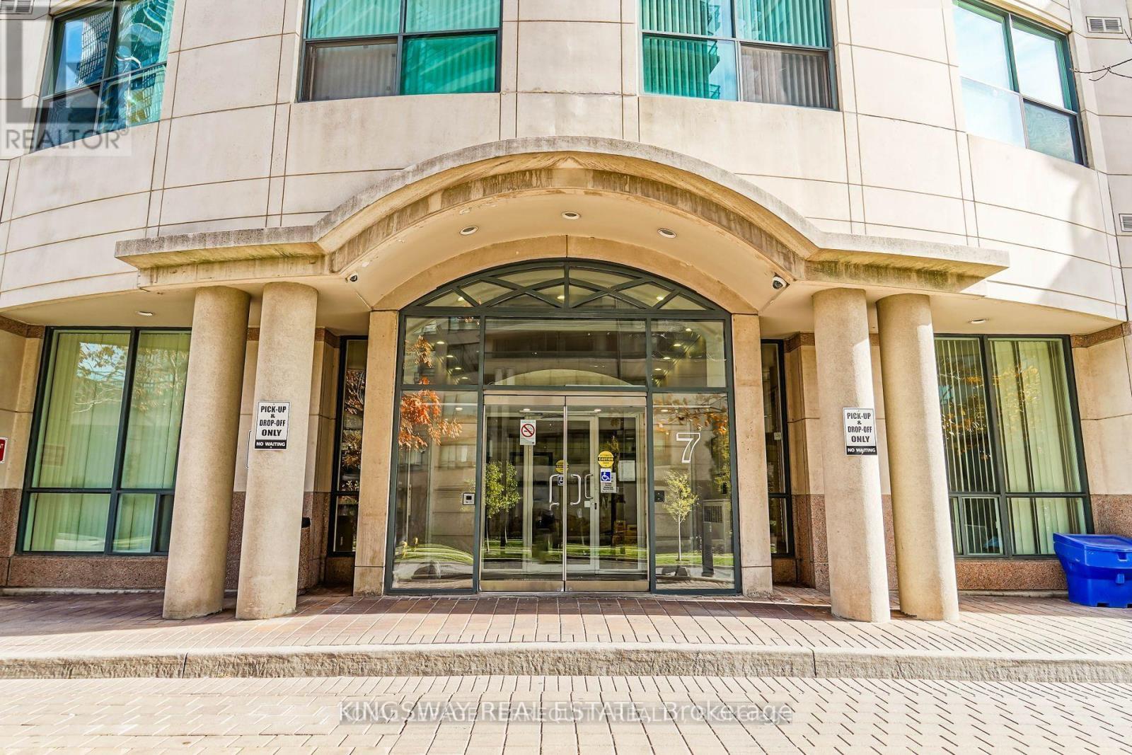 812 - 7 Lorraine Drive, Toronto, ON - Outdoor