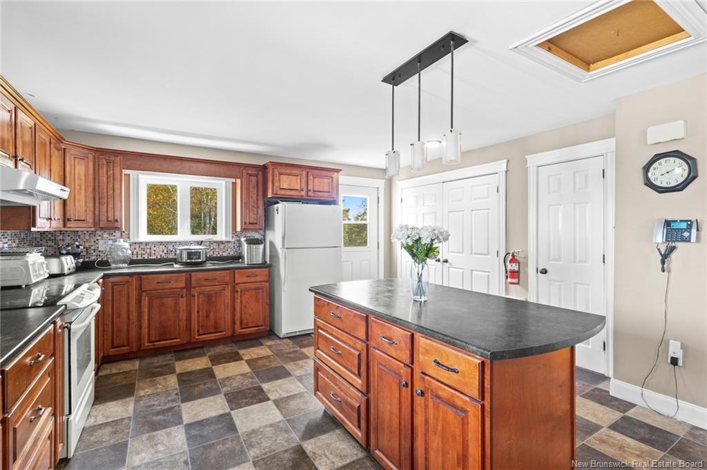 2535 Route 102, Lincoln, NB