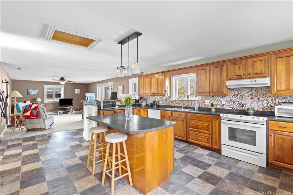 2535 Route 102, Lincoln, NB