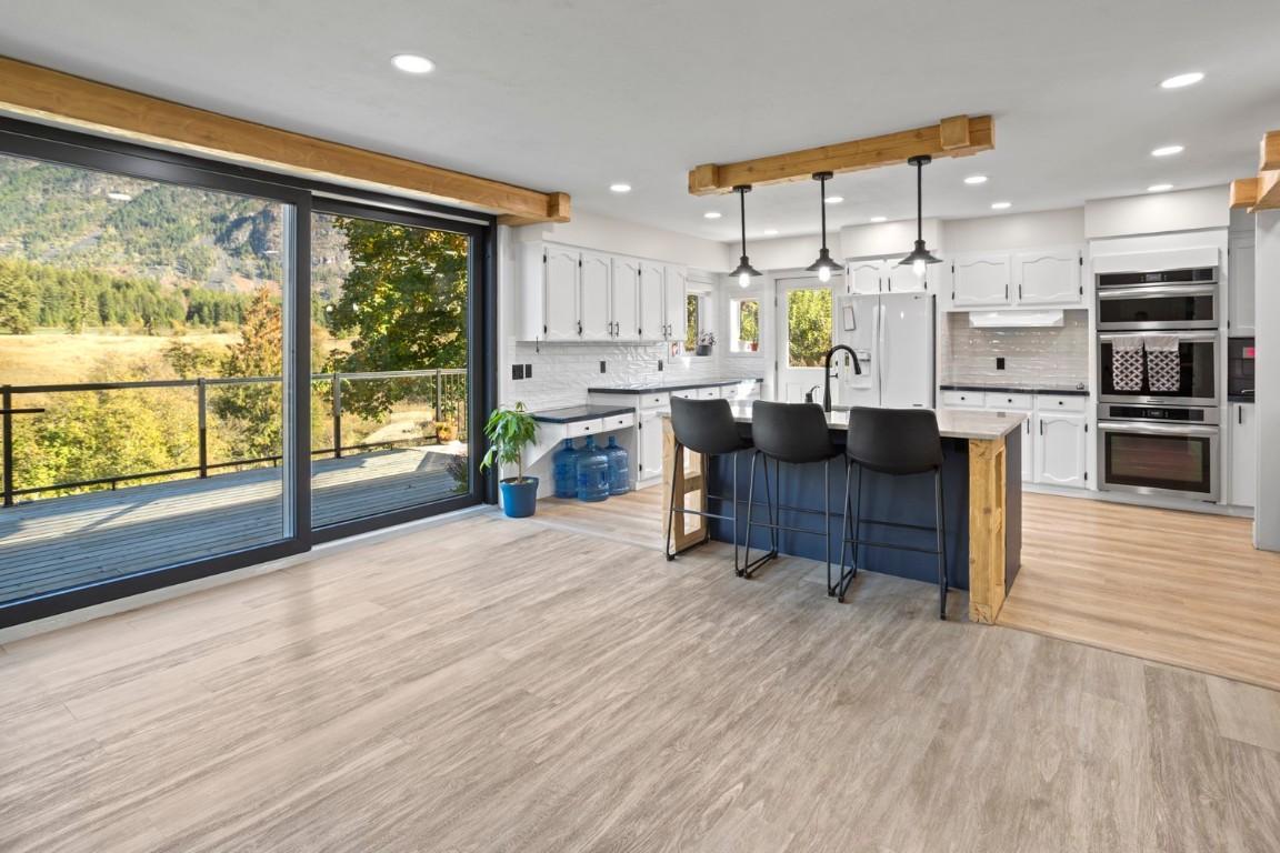 730 Canyon-Lister Road, Lister, BC - Indoor Photo Showing Kitchen With Upgraded Kitchen