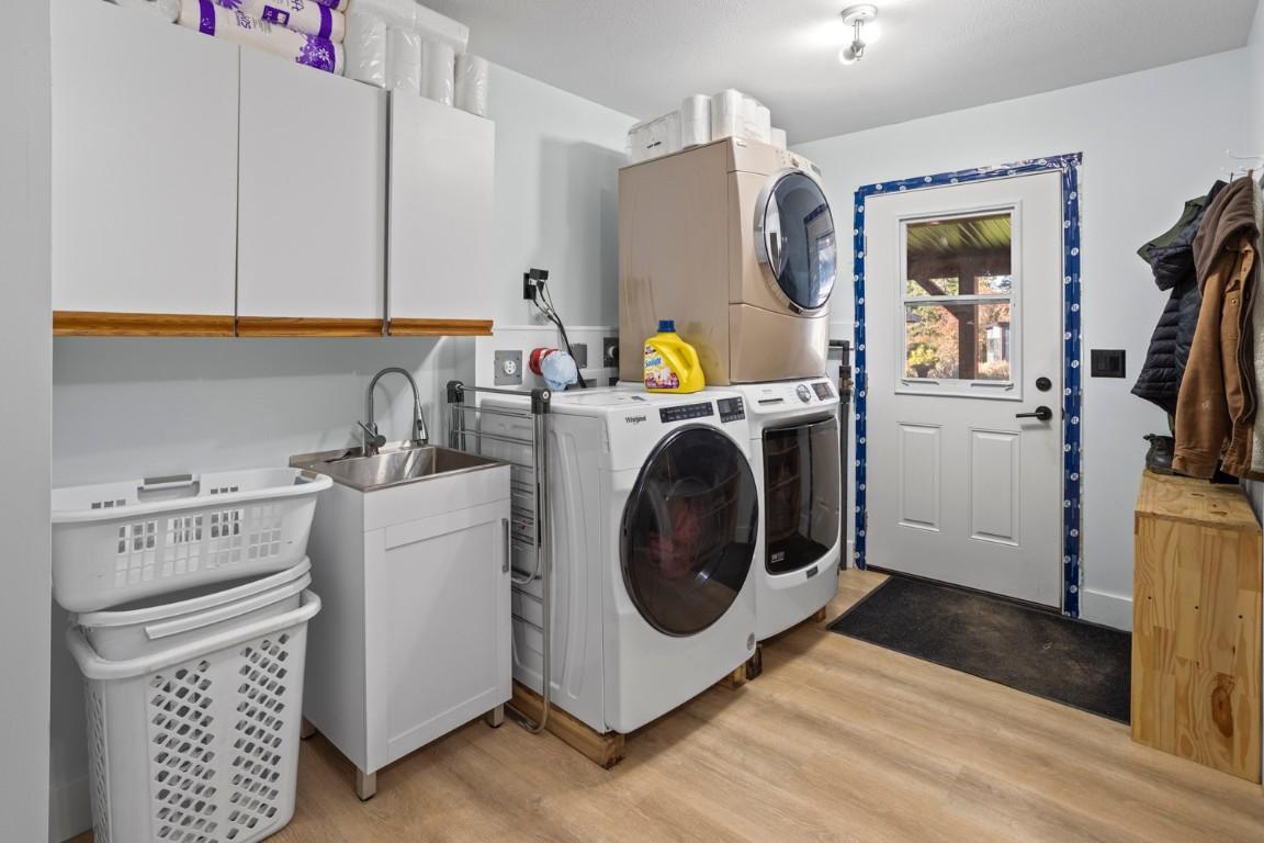 730 Canyon-Lister Road, Lister, BC - Indoor Photo Showing Laundry Room