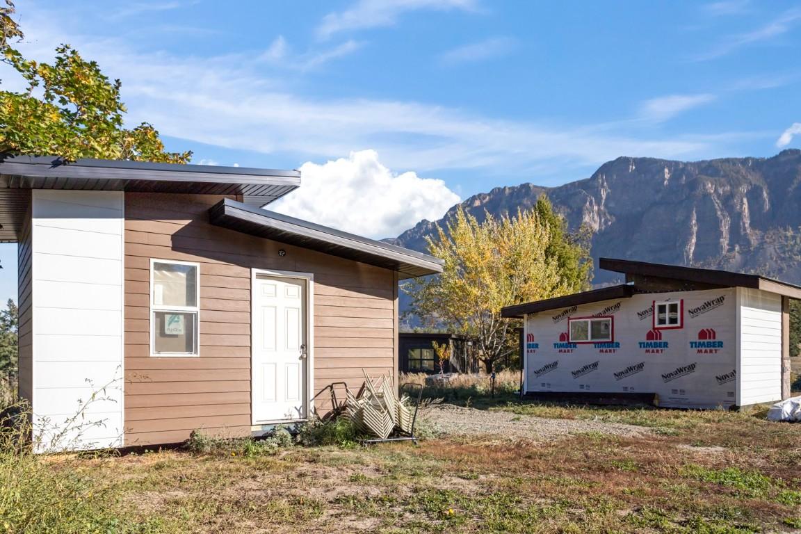 730 Canyon-Lister Road, Lister, BC - Outdoor