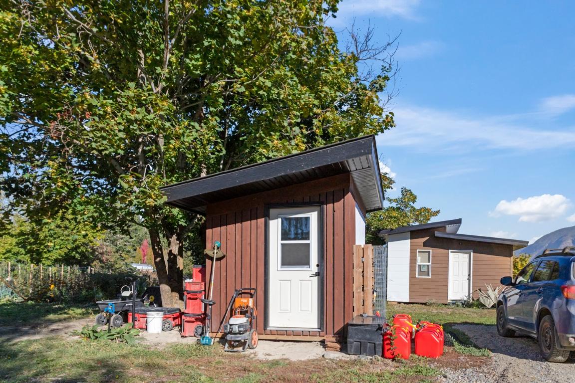 730 Canyon-Lister Road, Lister, BC - Outdoor