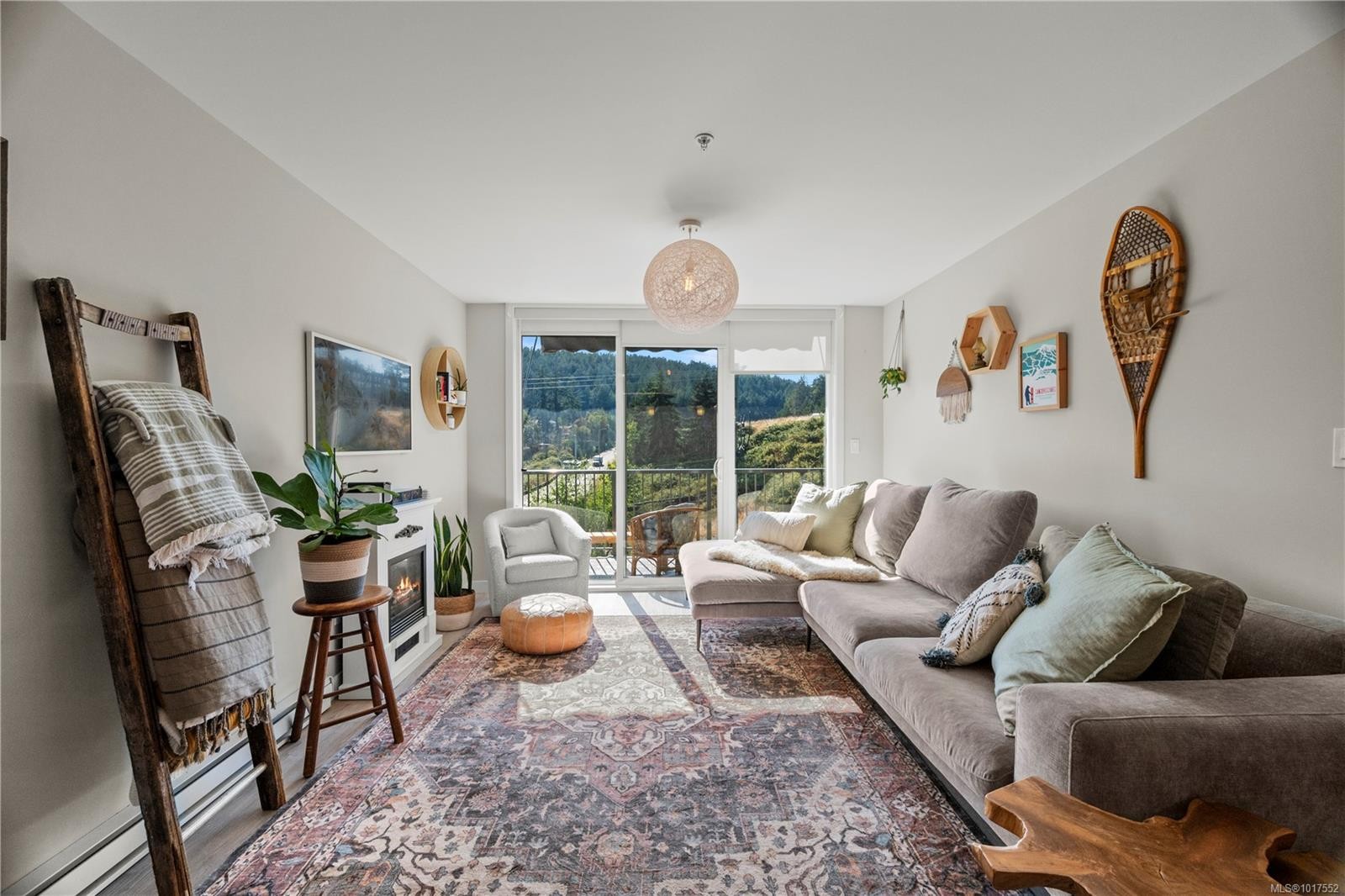 202-100 Presley Pl, View Royal, BC - Indoor Photo Showing Living Room