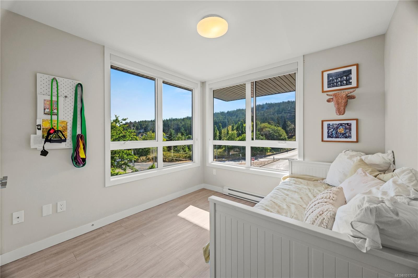 202-100 Presley Pl, View Royal, BC - Indoor Photo Showing Bedroom