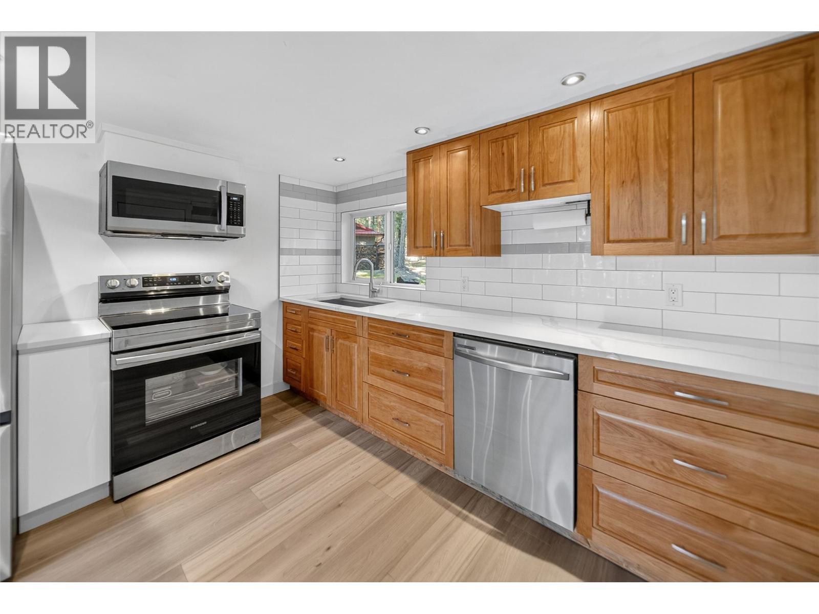 3306 Palmer Road, Baynes Lake, BC - Indoor Photo Showing Kitchen