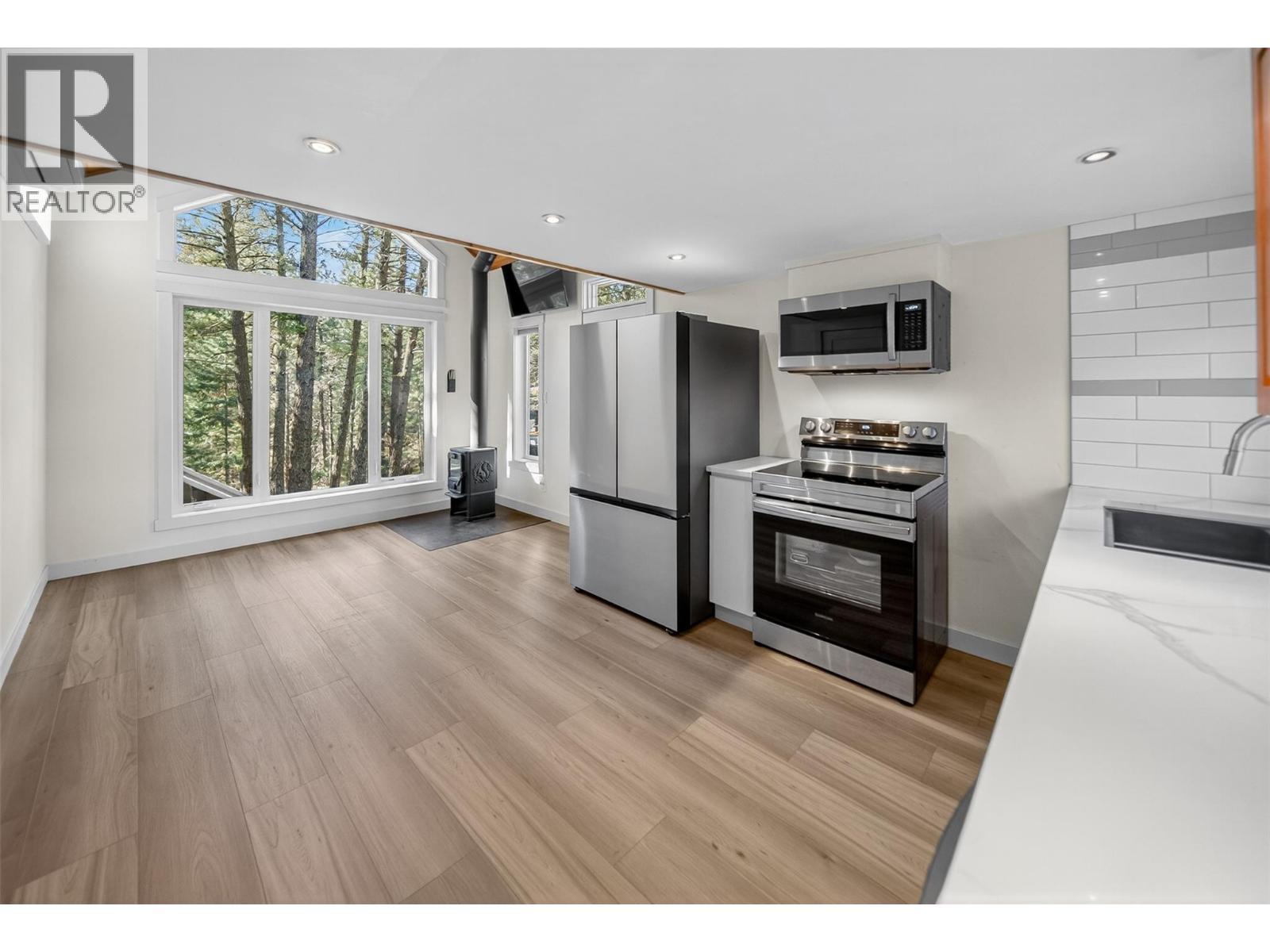 3306 Palmer Road, Baynes Lake, BC - Indoor Photo Showing Kitchen