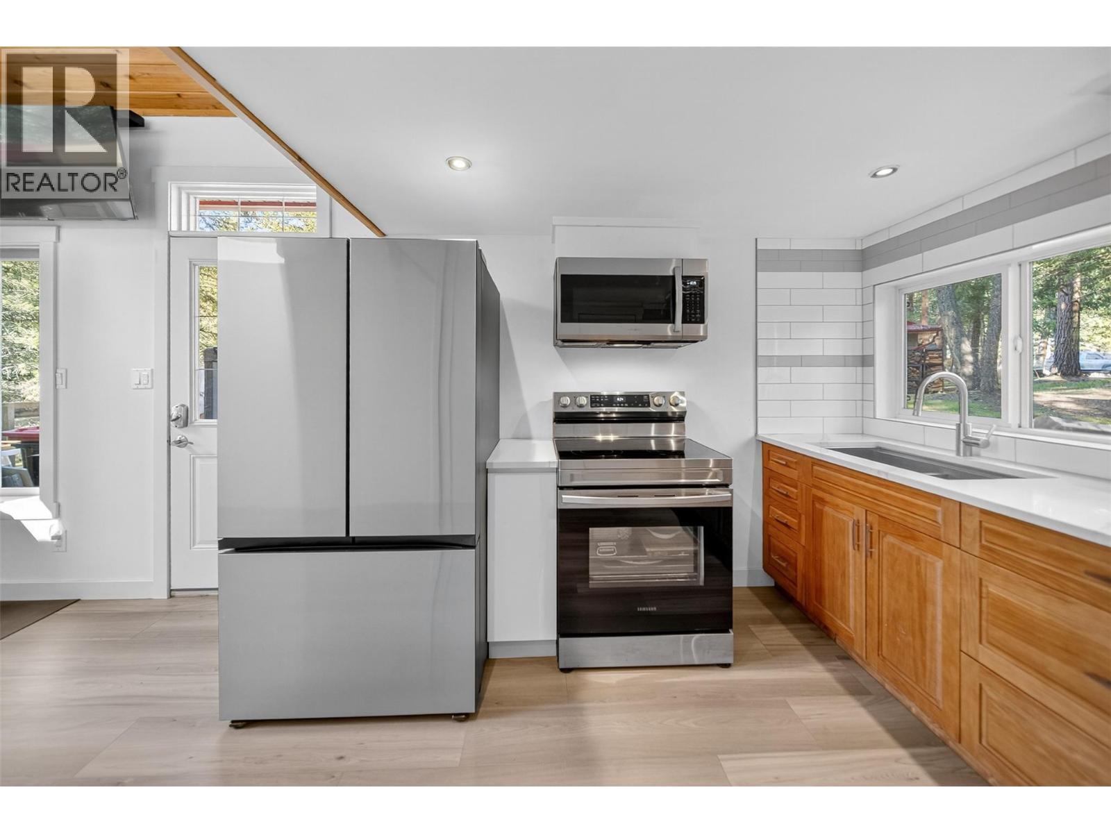 3306 Palmer Road, Baynes Lake, BC - Indoor Photo Showing Kitchen