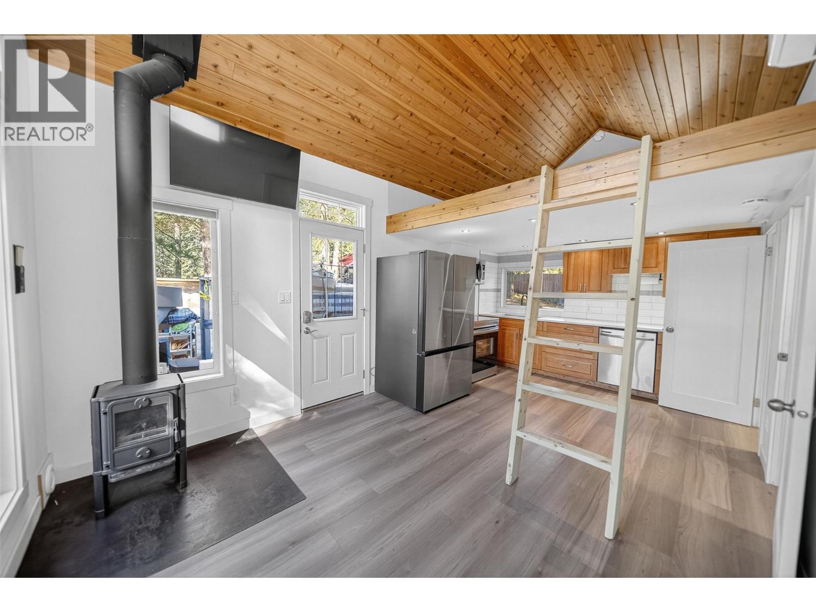 3306 Palmer Road, Baynes Lake, BC - Indoor