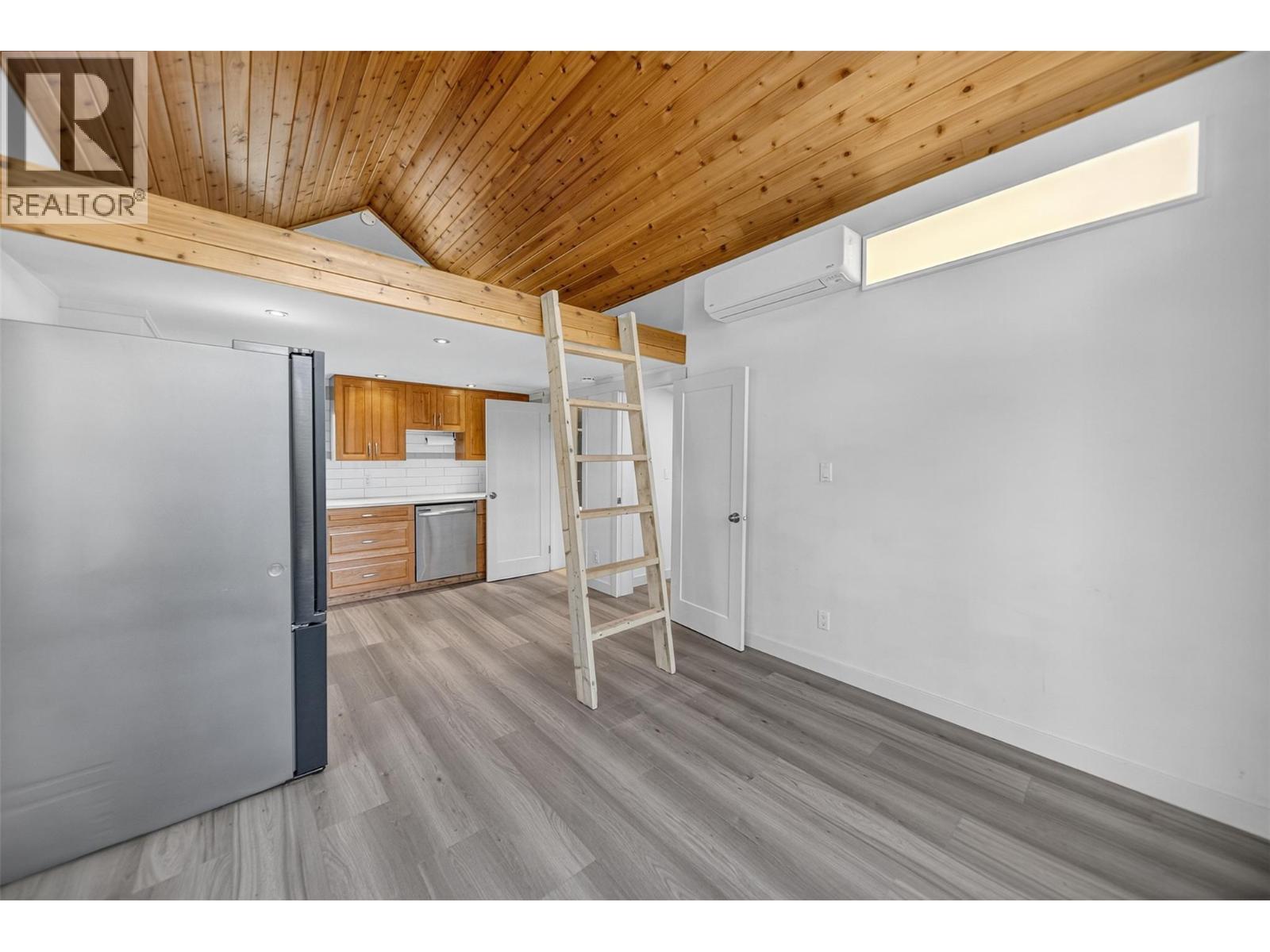 3306 Palmer Road, Baynes Lake, BC - Indoor