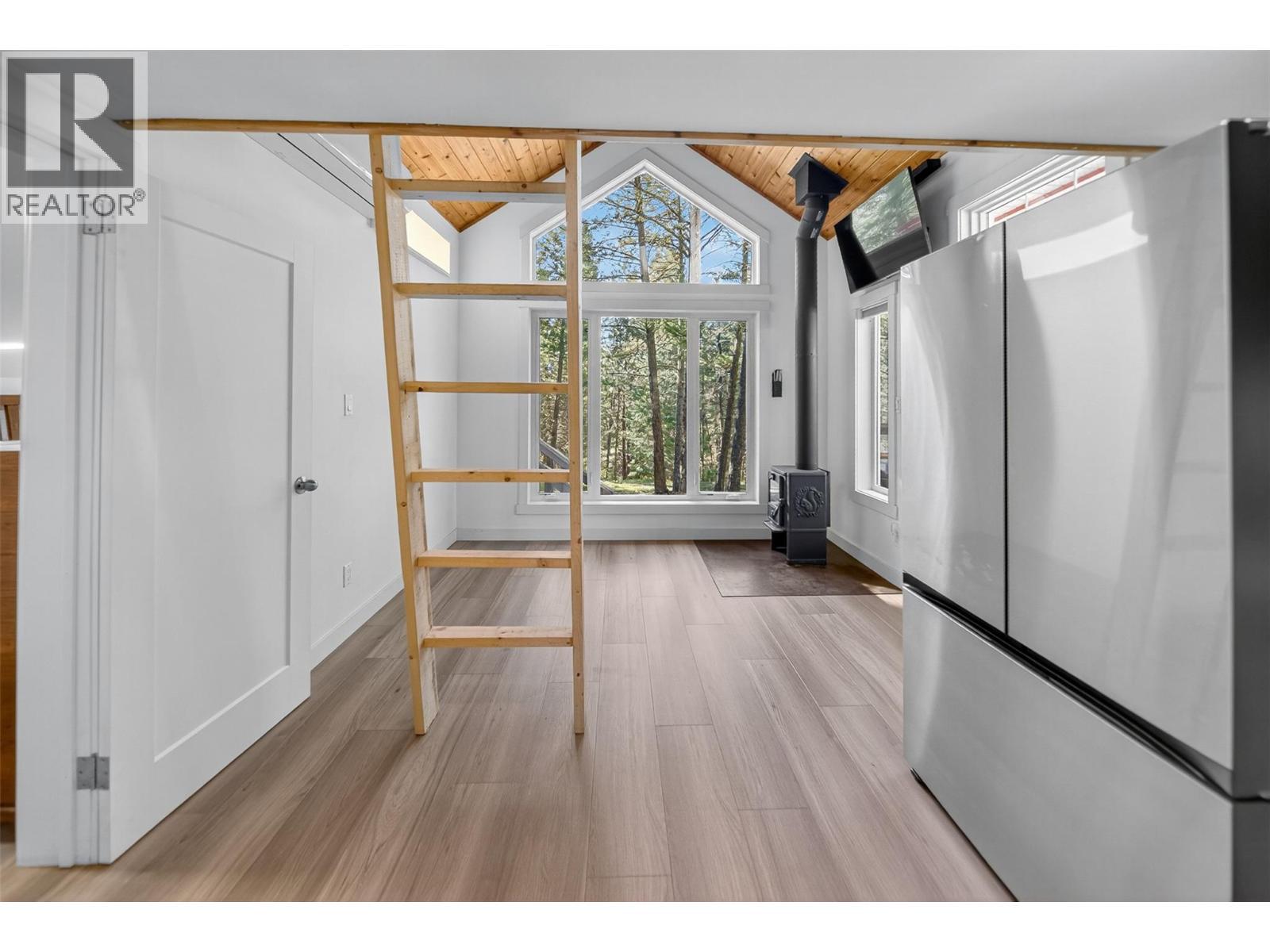 3306 Palmer Road, Baynes Lake, BC - Indoor Photo Showing Other Room