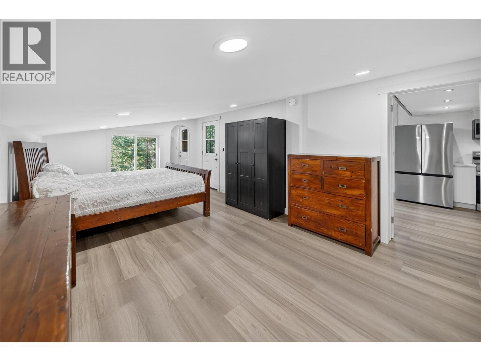 3306 Palmer Road, Baynes Lake, BC - Indoor Photo Showing Bedroom