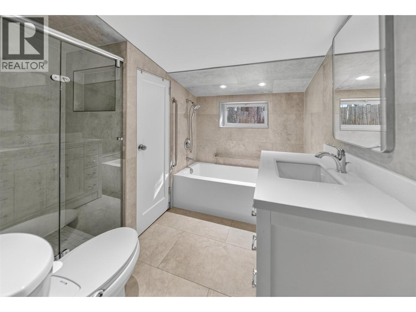 3306 Palmer Road, Baynes Lake, BC - Indoor Photo Showing Bathroom