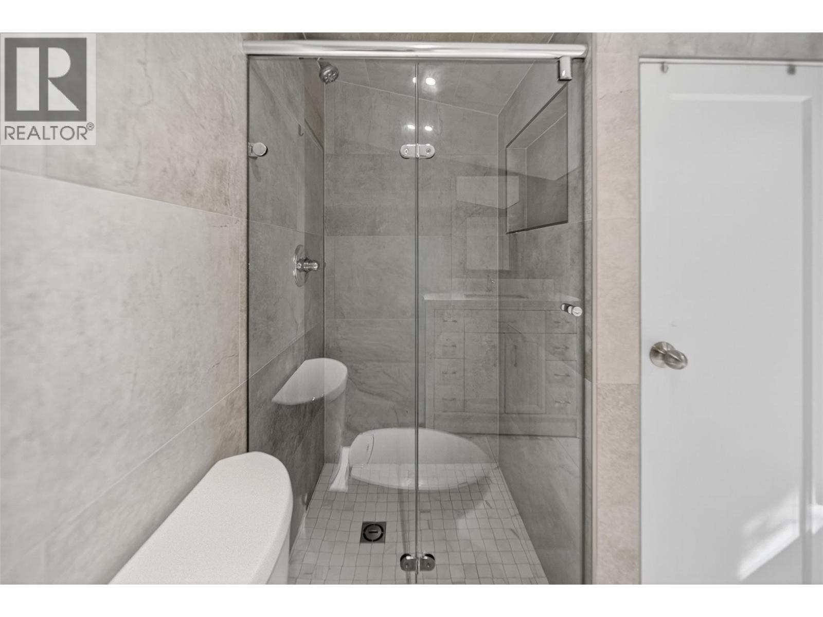 3306 Palmer Road, Baynes Lake, BC - Indoor Photo Showing Bathroom