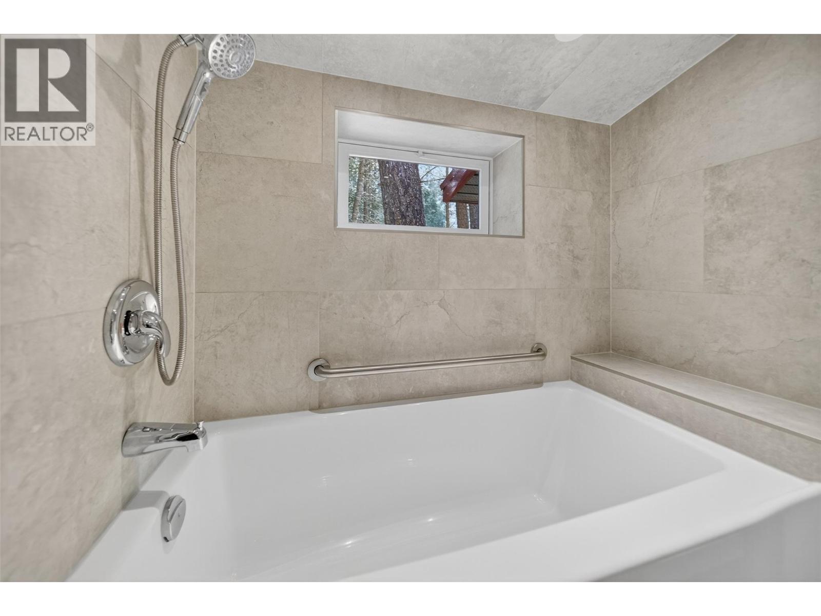 3306 Palmer Road, Baynes Lake, BC - Indoor Photo Showing Bathroom