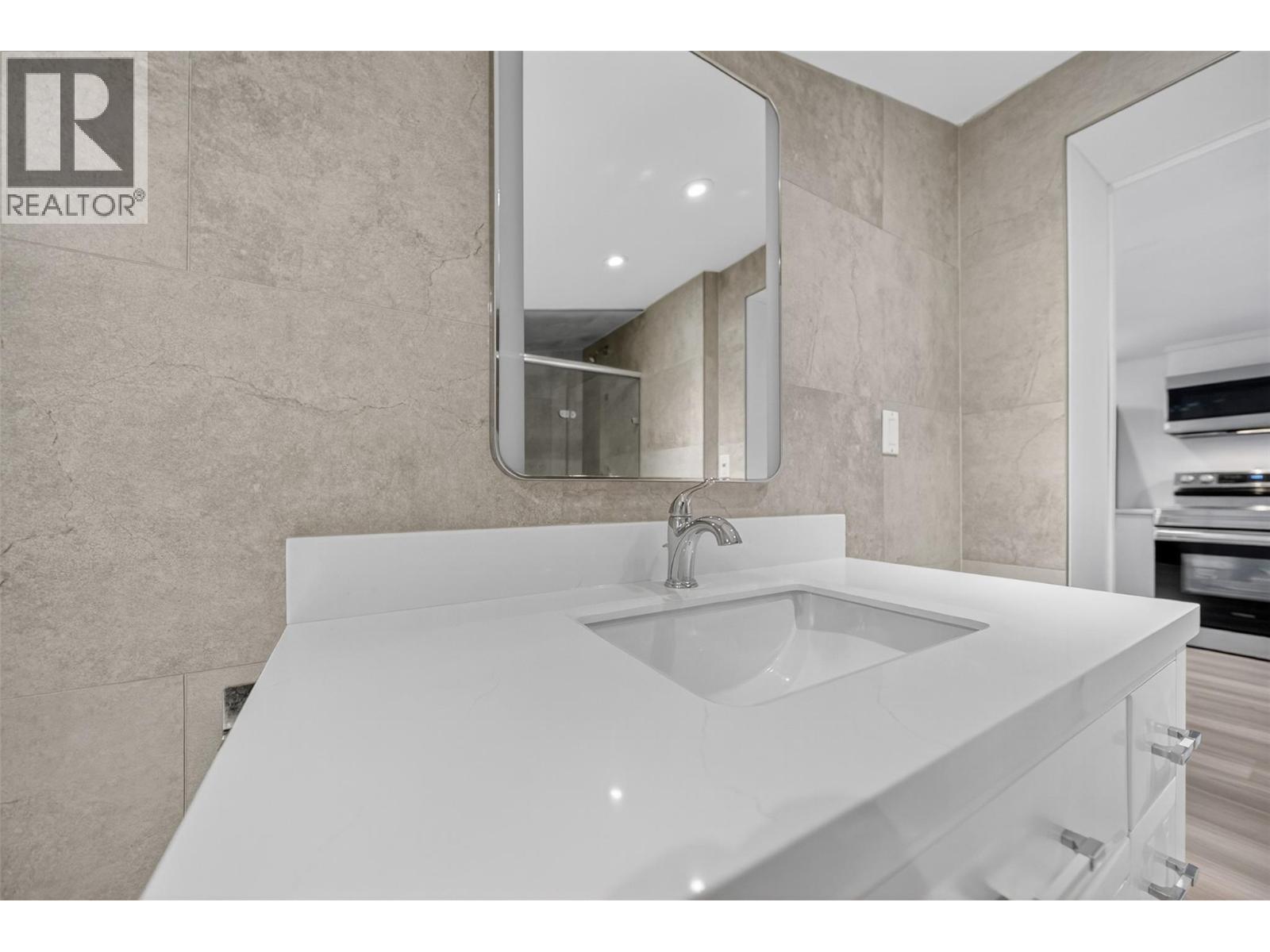 3306 Palmer Road, Baynes Lake, BC - Indoor Photo Showing Bathroom