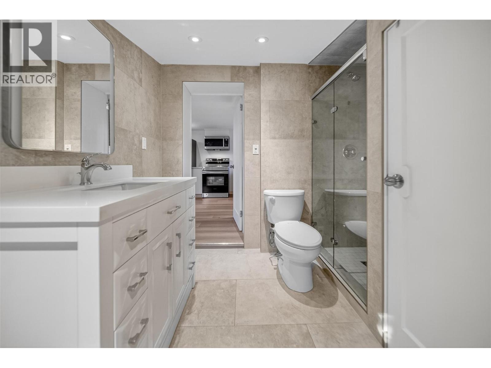 3306 Palmer Road, Baynes Lake, BC - Indoor Photo Showing Bathroom