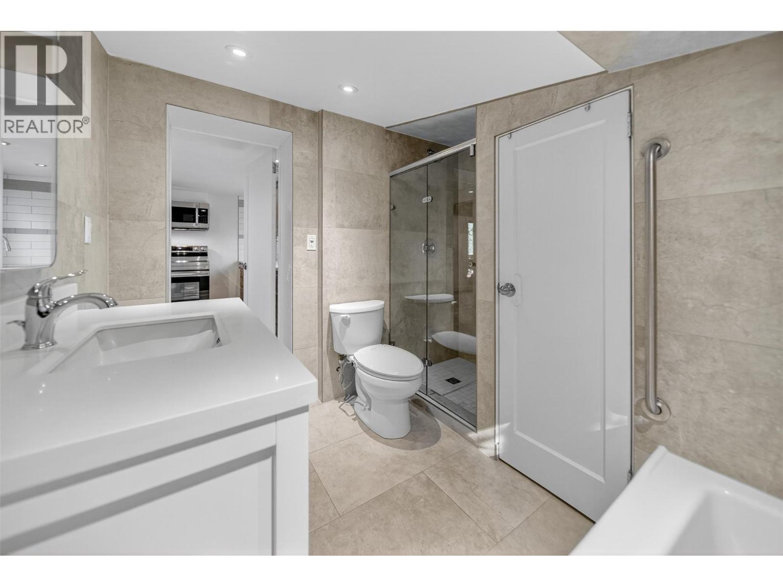 3306 Palmer Road, Baynes Lake, BC - Indoor Photo Showing Bathroom