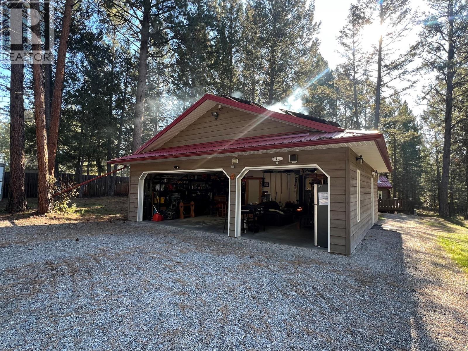 3306 Palmer Road, Baynes Lake, BC - Outdoor