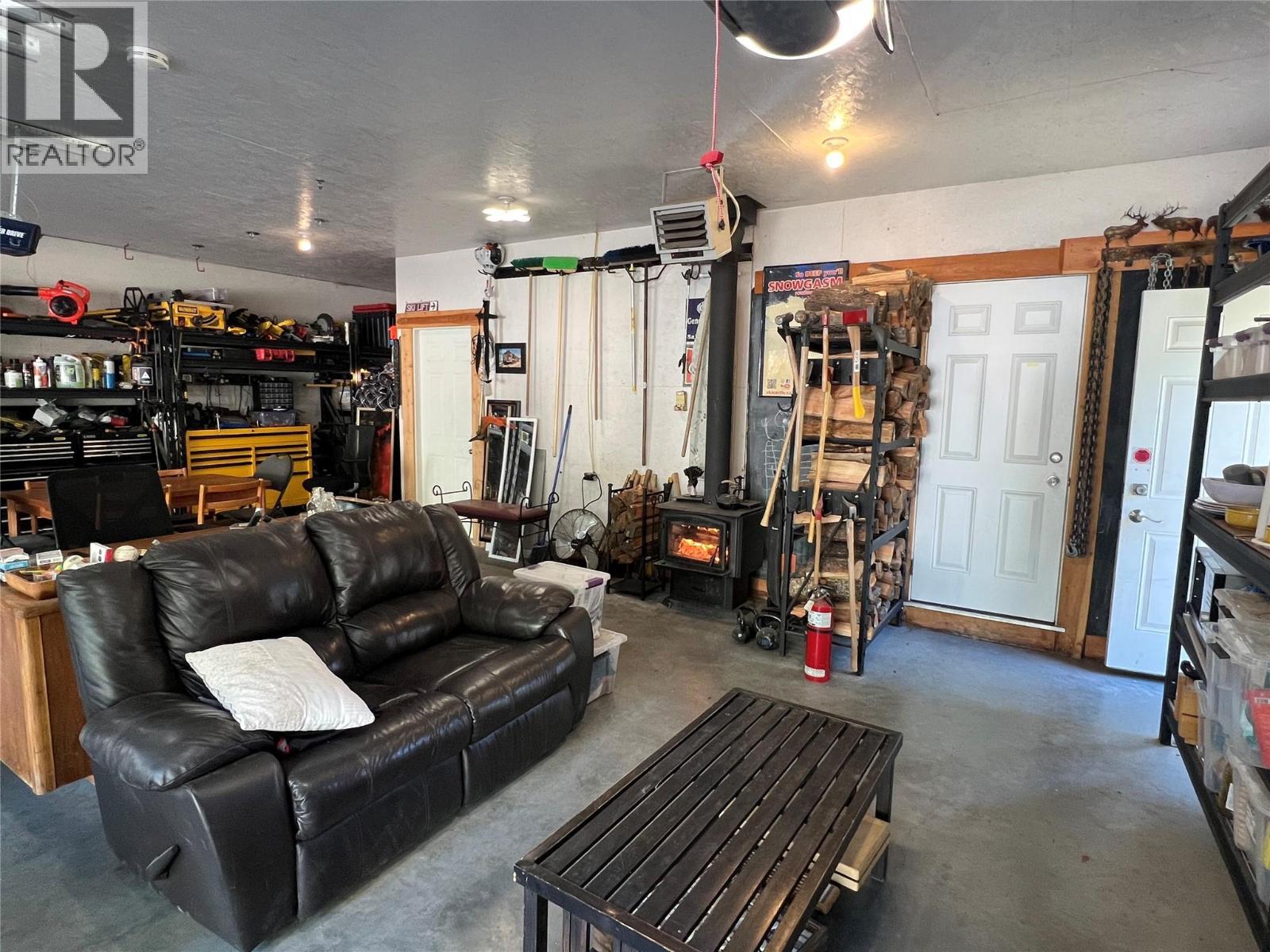 3306 Palmer Road, Baynes Lake, BC - Indoor