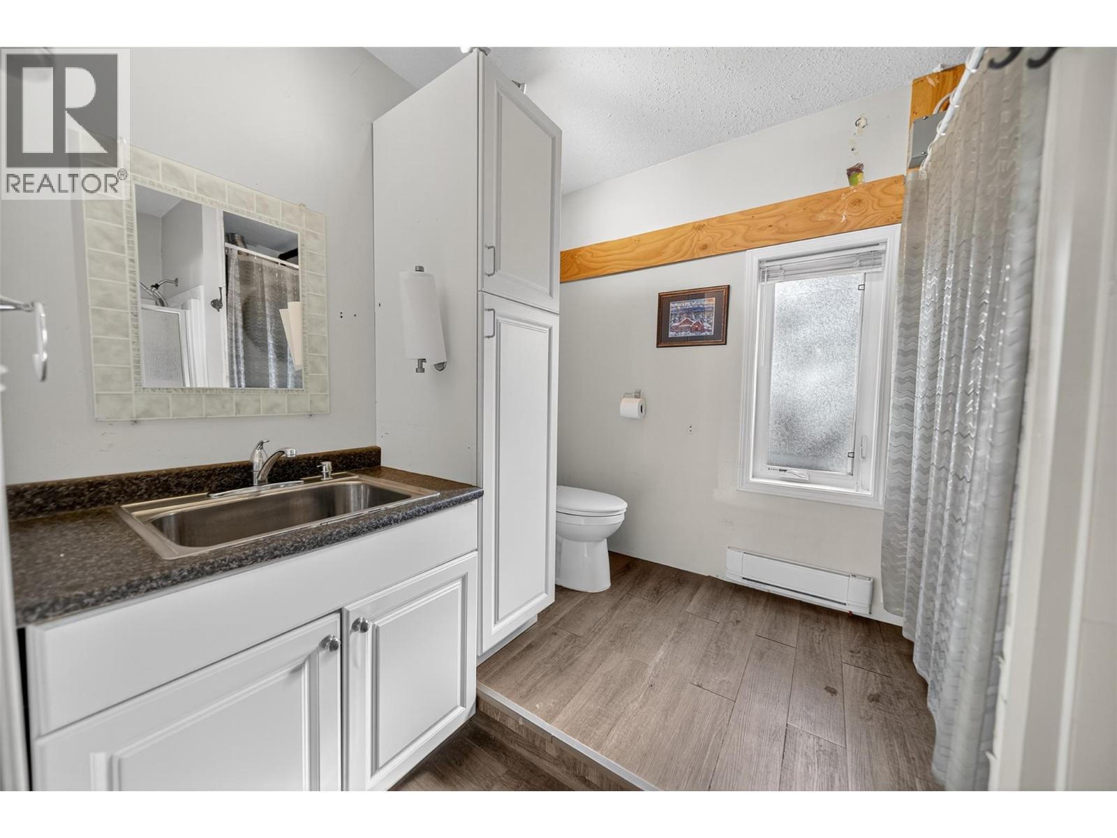 3306 Palmer Road, Baynes Lake, BC - Indoor