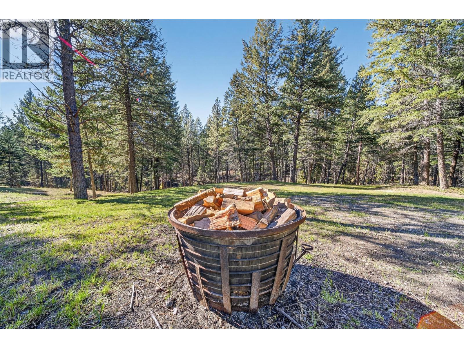 3306 Palmer Road, Baynes Lake, BC - Outdoor